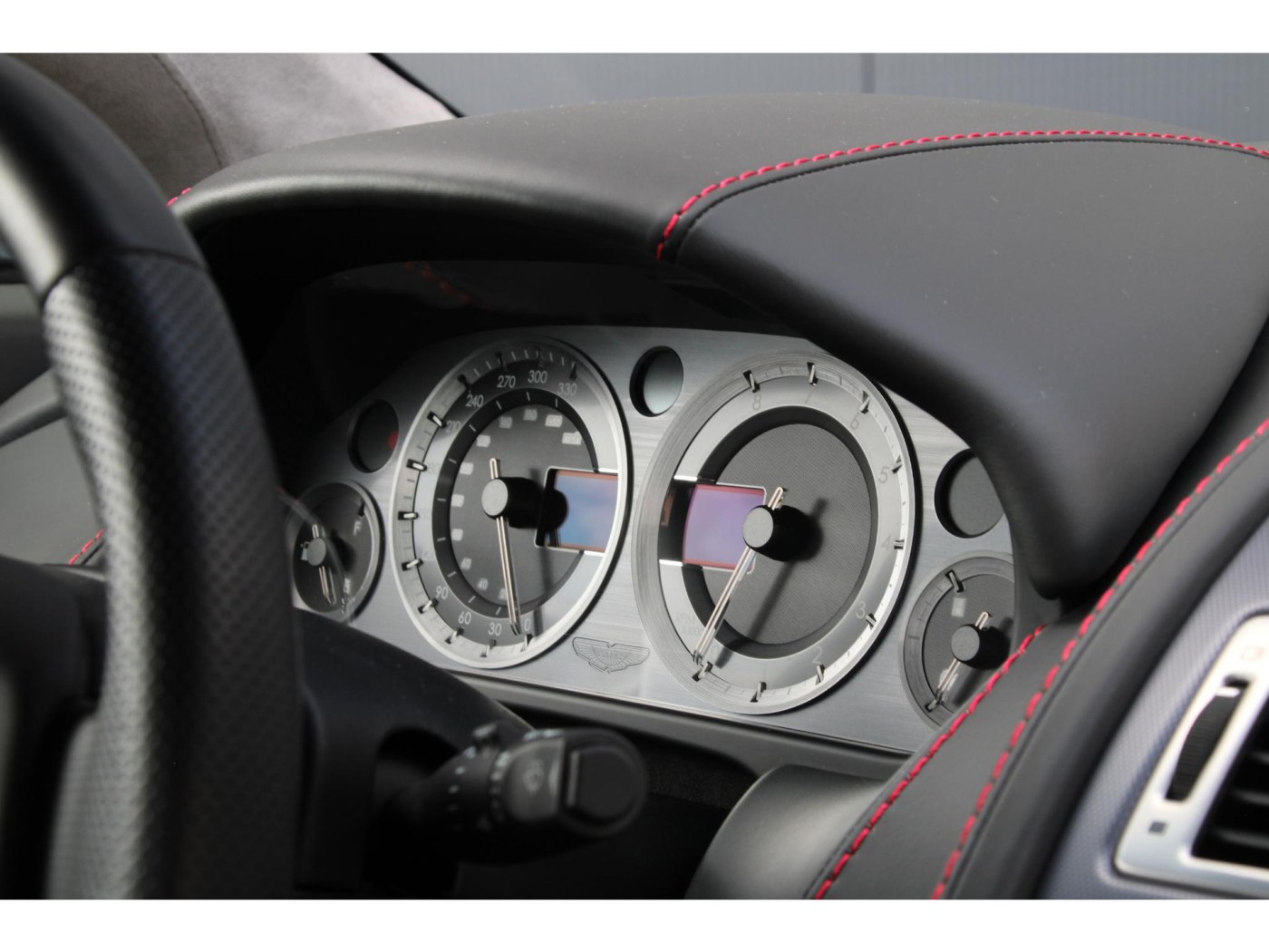 Aston Martin V8 Vantage — foto 34 van 45