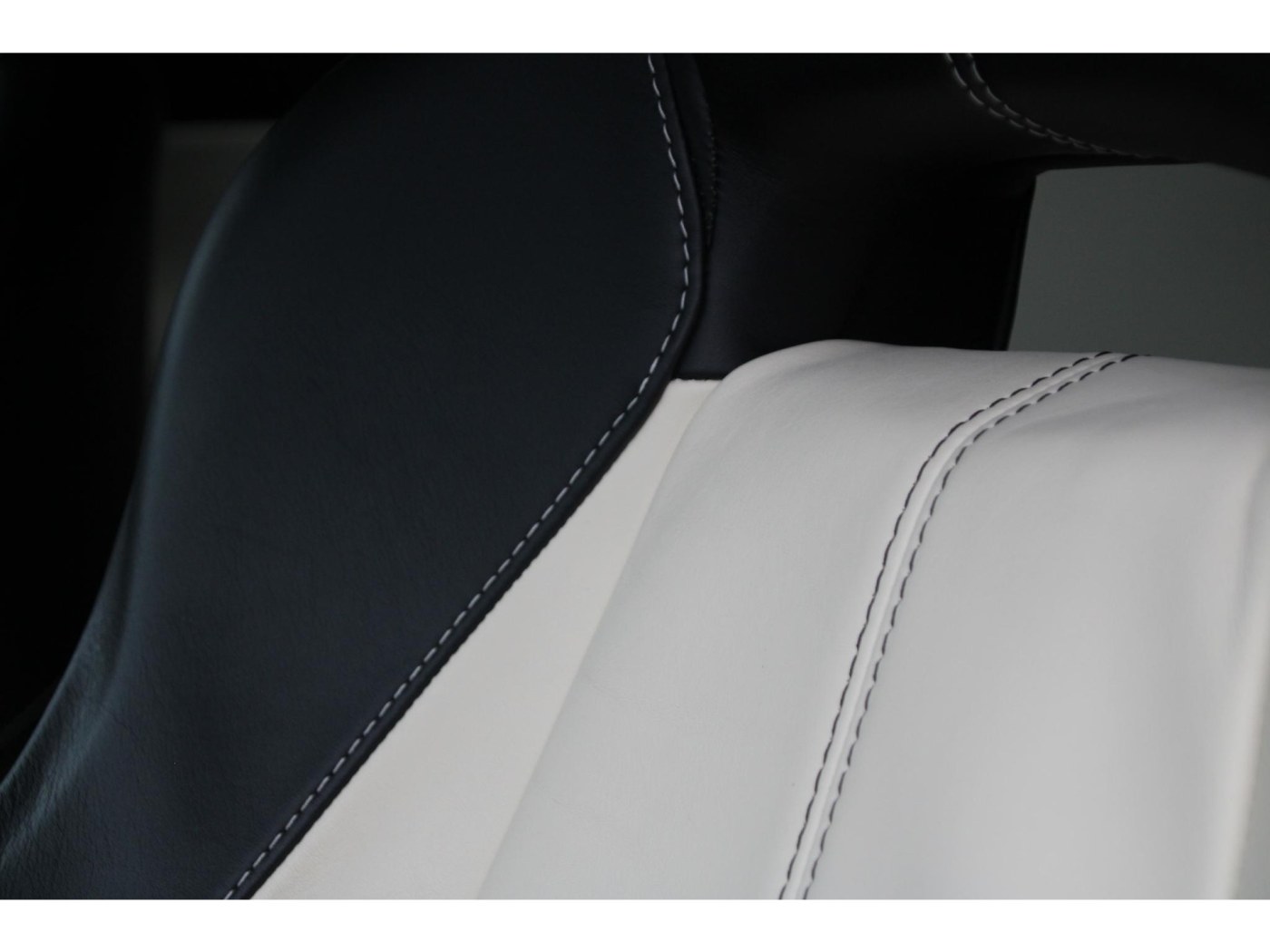 Aston Martin V8 Vantage V8 — foto 8 van 49