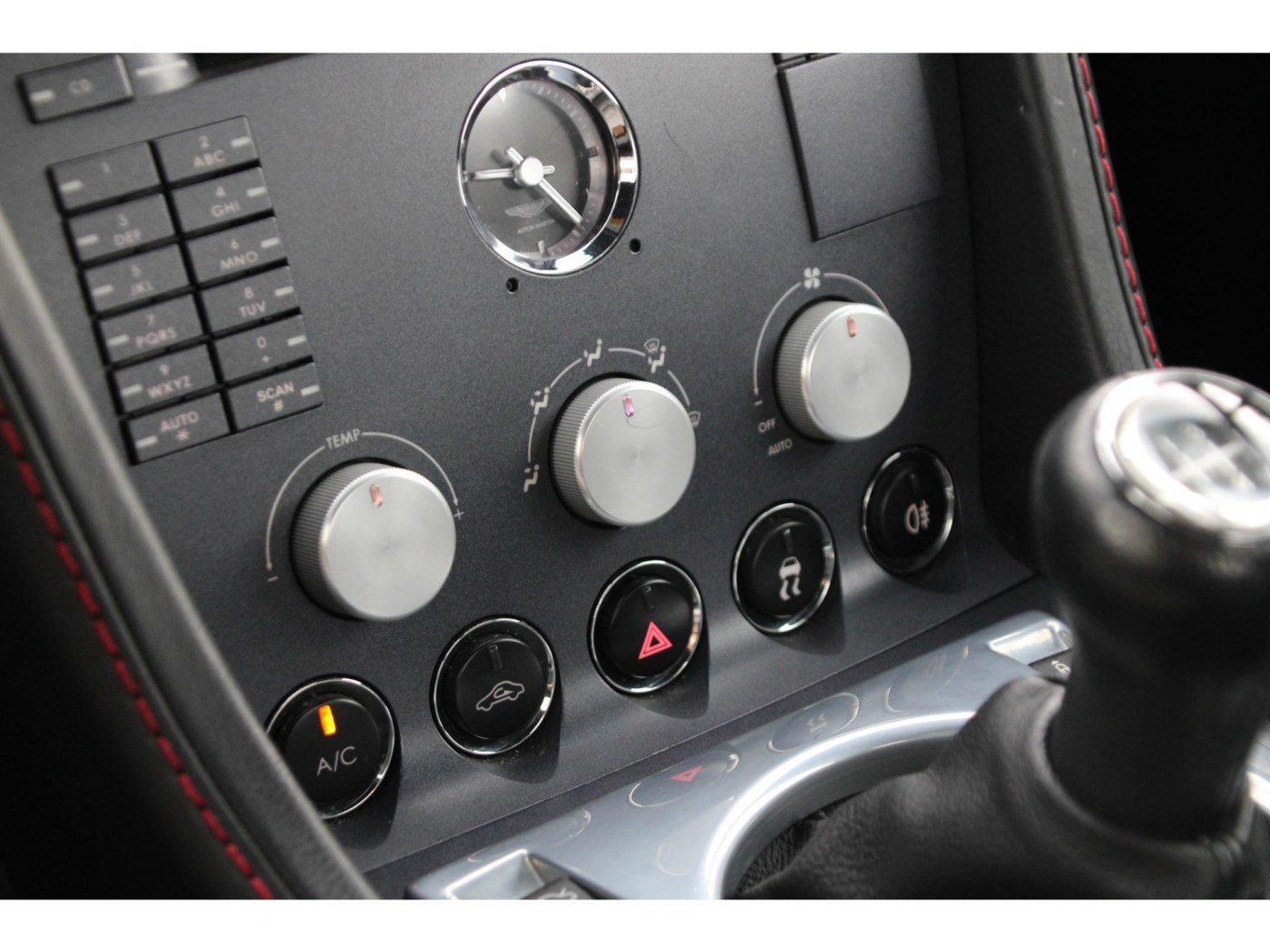 Aston Martin V8 Vantage — foto 23 van 42
