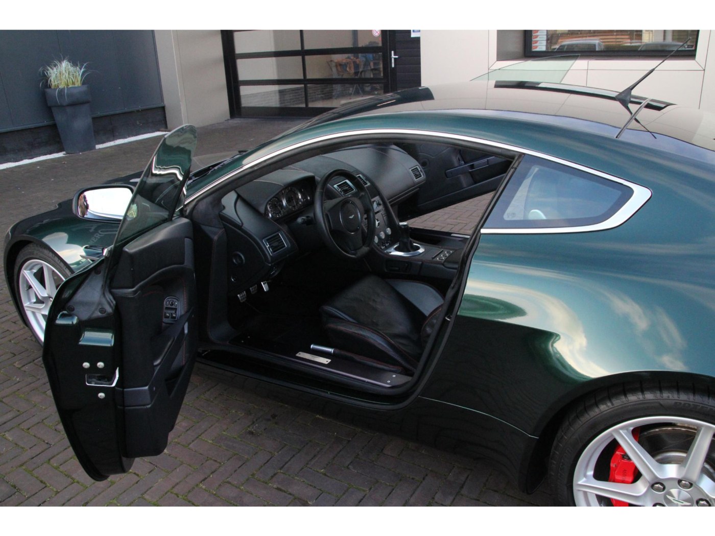 Aston Martin V8 Vantage — foto 38 van 42