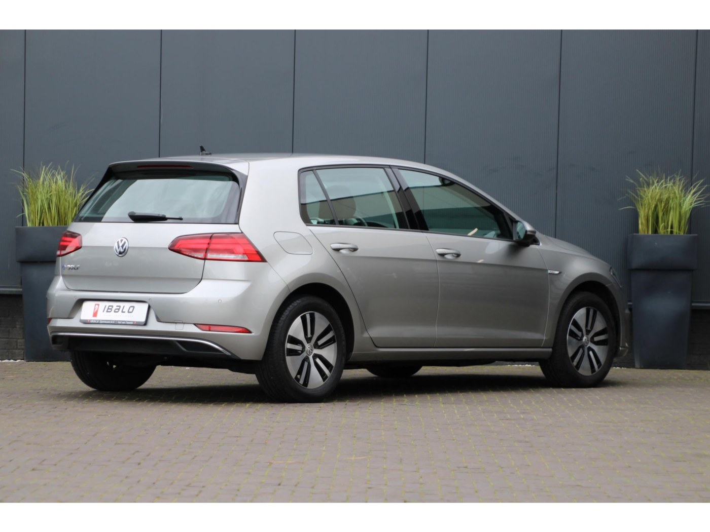 Volkswagen e-Golf E-DITION — foto 2 van 37