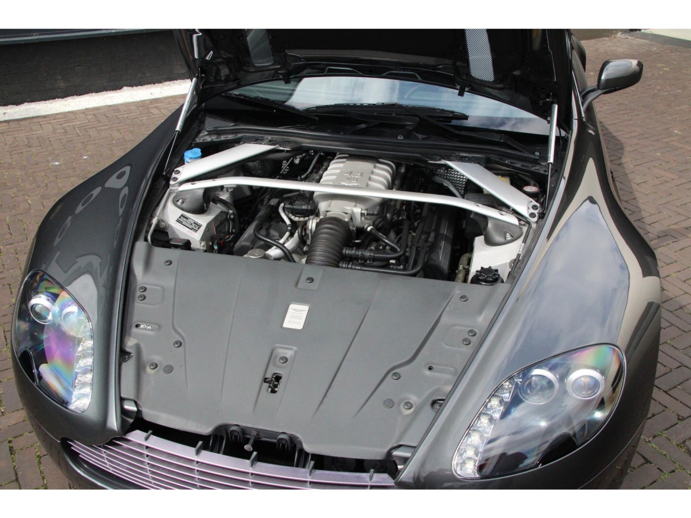 Aston Martin V8 Vantage — foto 12 van 45