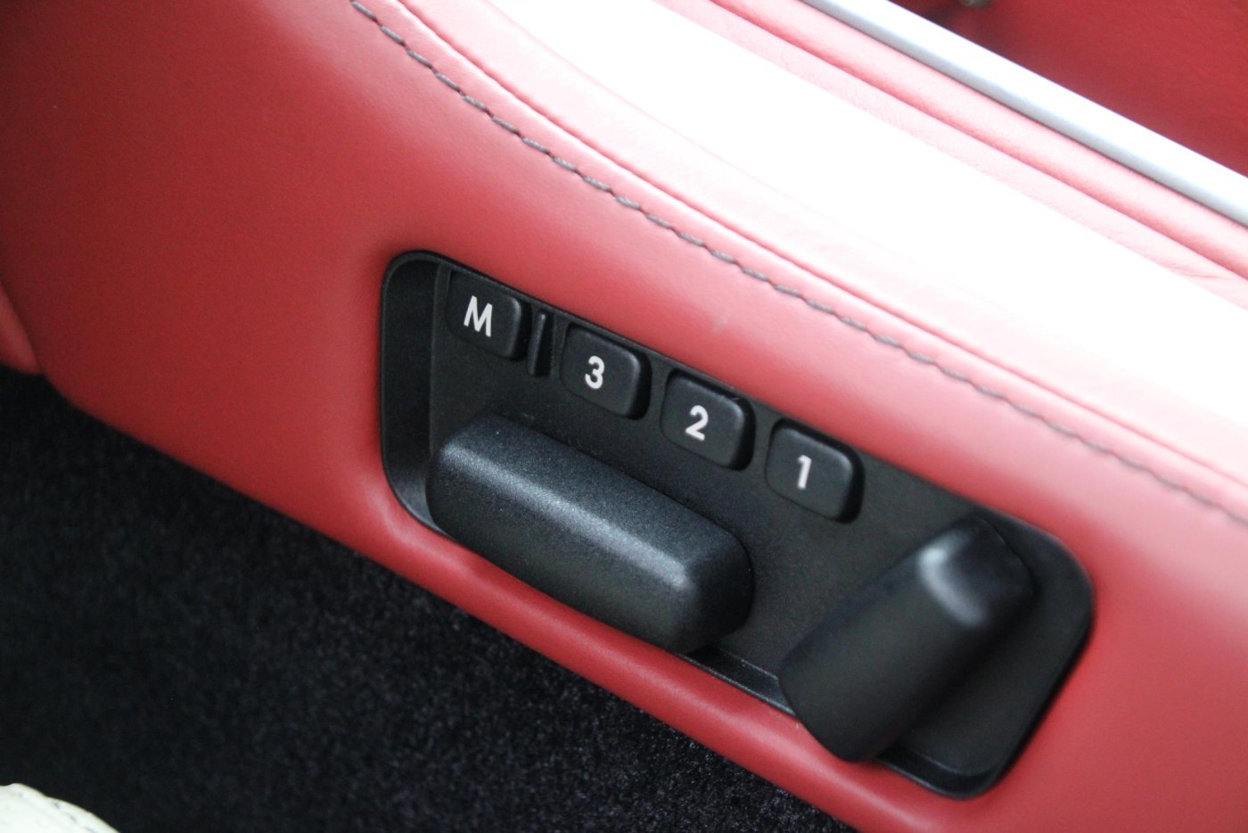 Aston Martin DB9 V12 Touchtronic — foto 17 van 39
