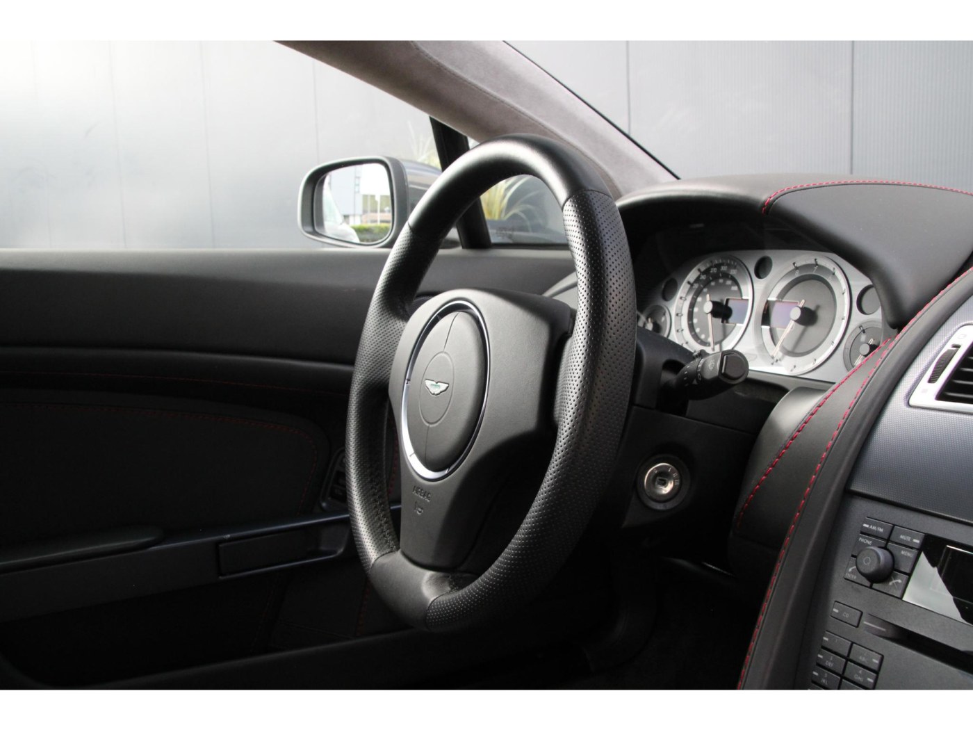 Aston Martin V8 Vantage — foto 38 van 45