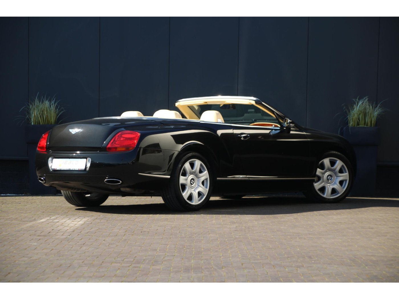 Bentley Continental GTC W12 560pk — foto 2 van 57