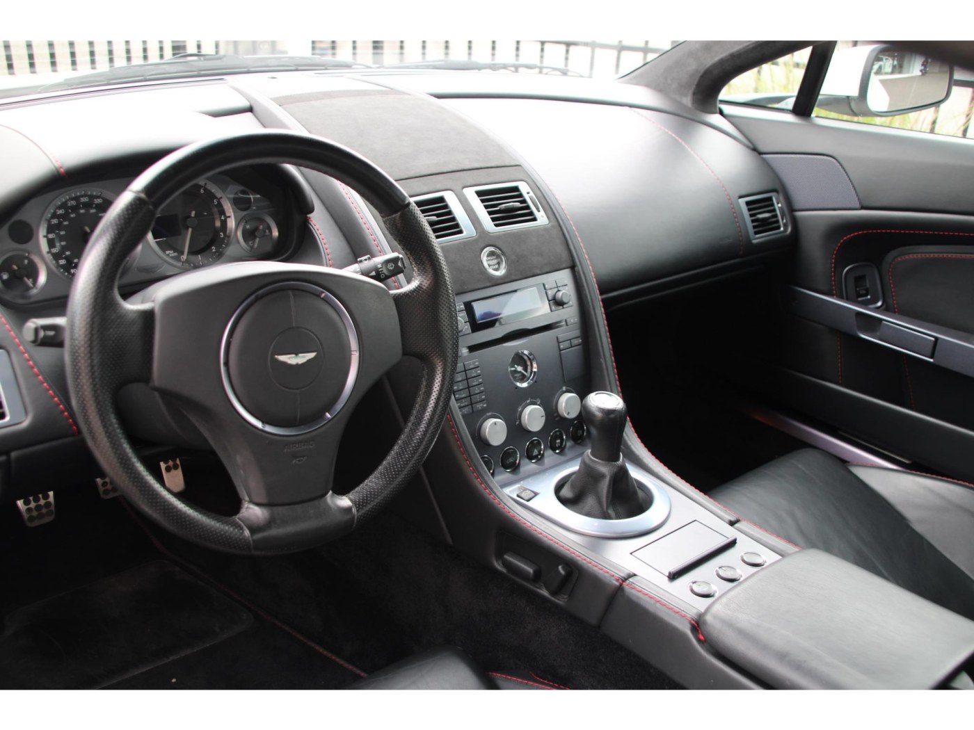 Aston Martin V8 Vantage — foto 18 van 42