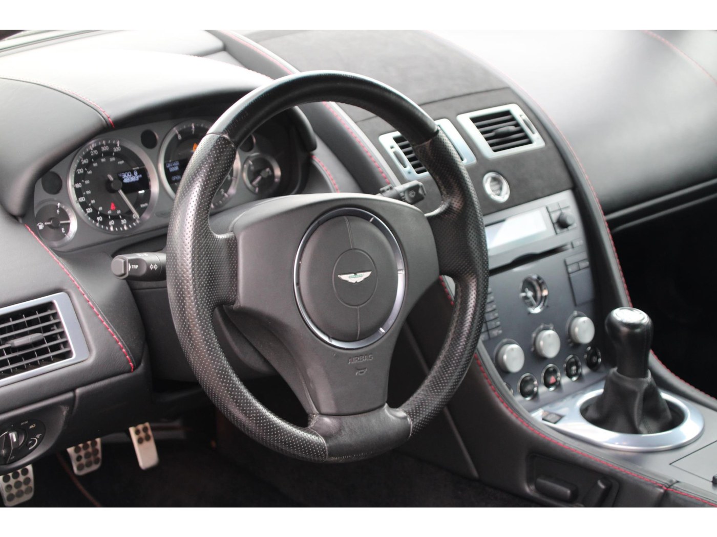 Aston Martin V8 Vantage — foto 11 van 42