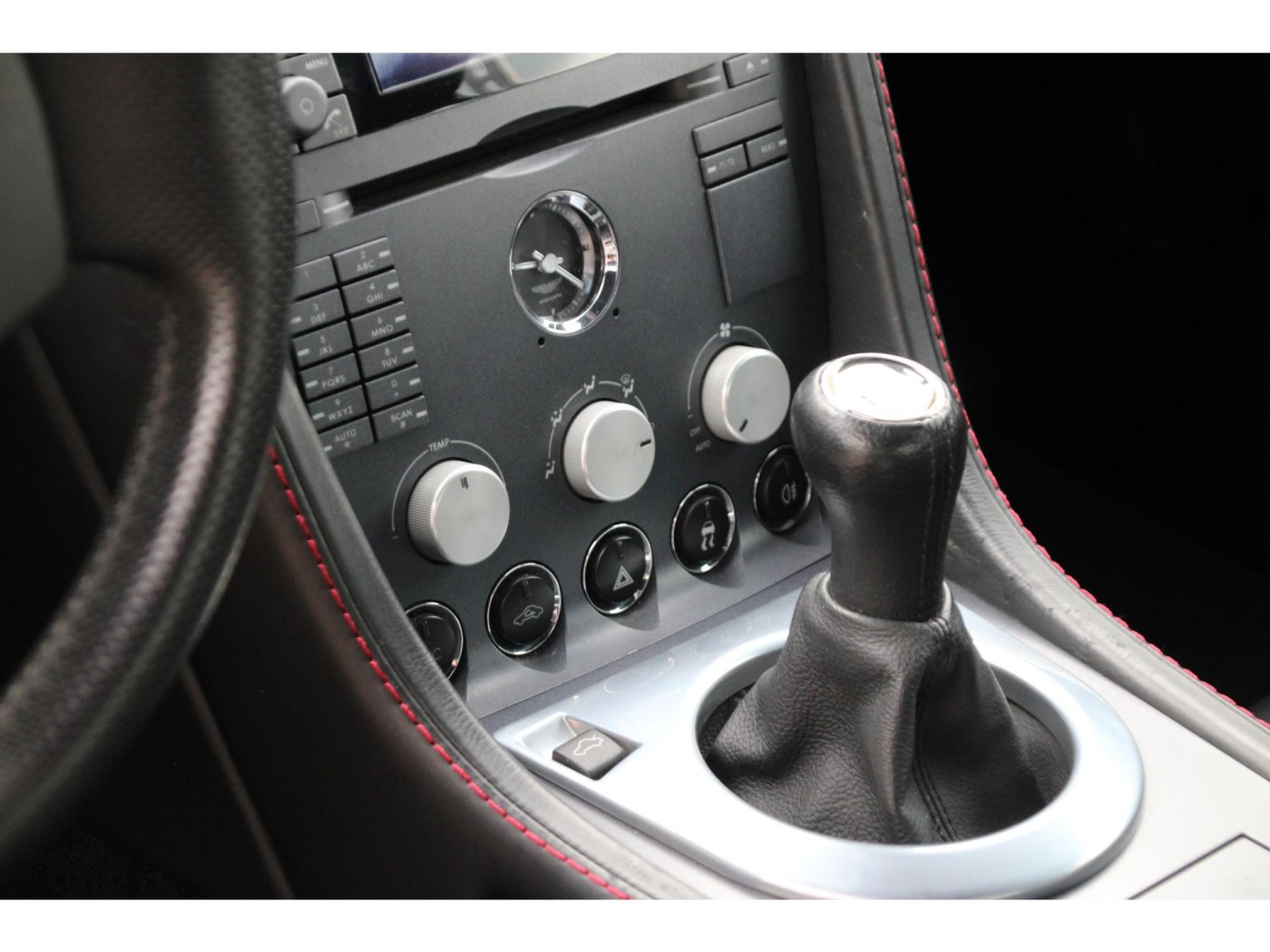 Aston Martin V8 Vantage — foto 19 van 42