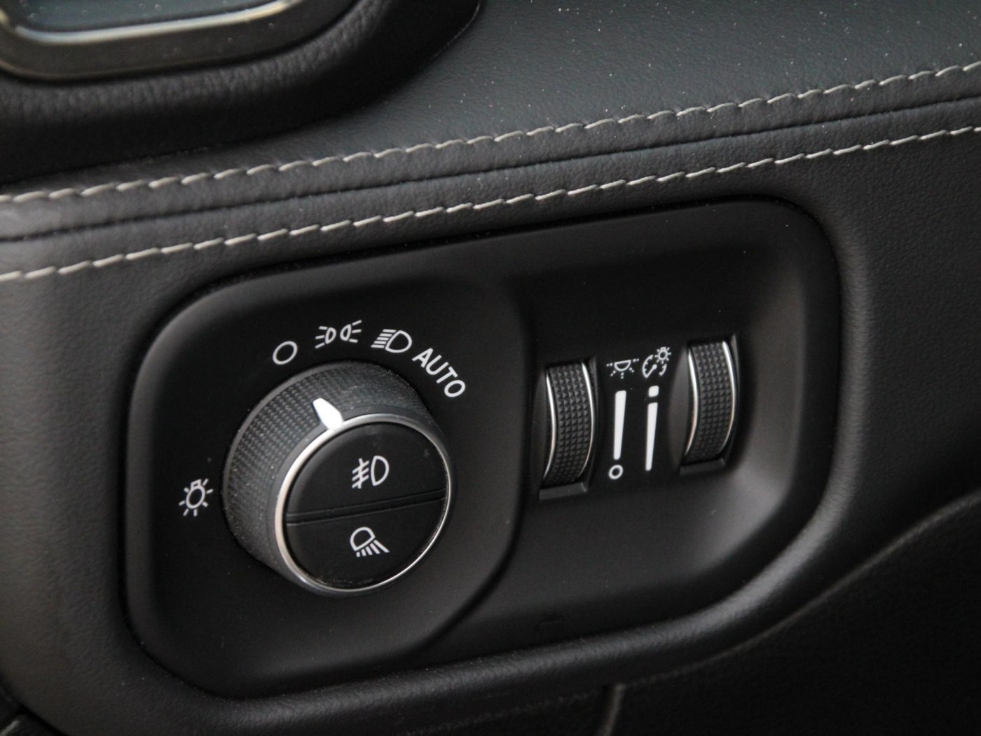 Dodge Ram 1500 5.7 V8 Crew Cab Limited Night Edition — foto 19 van 78