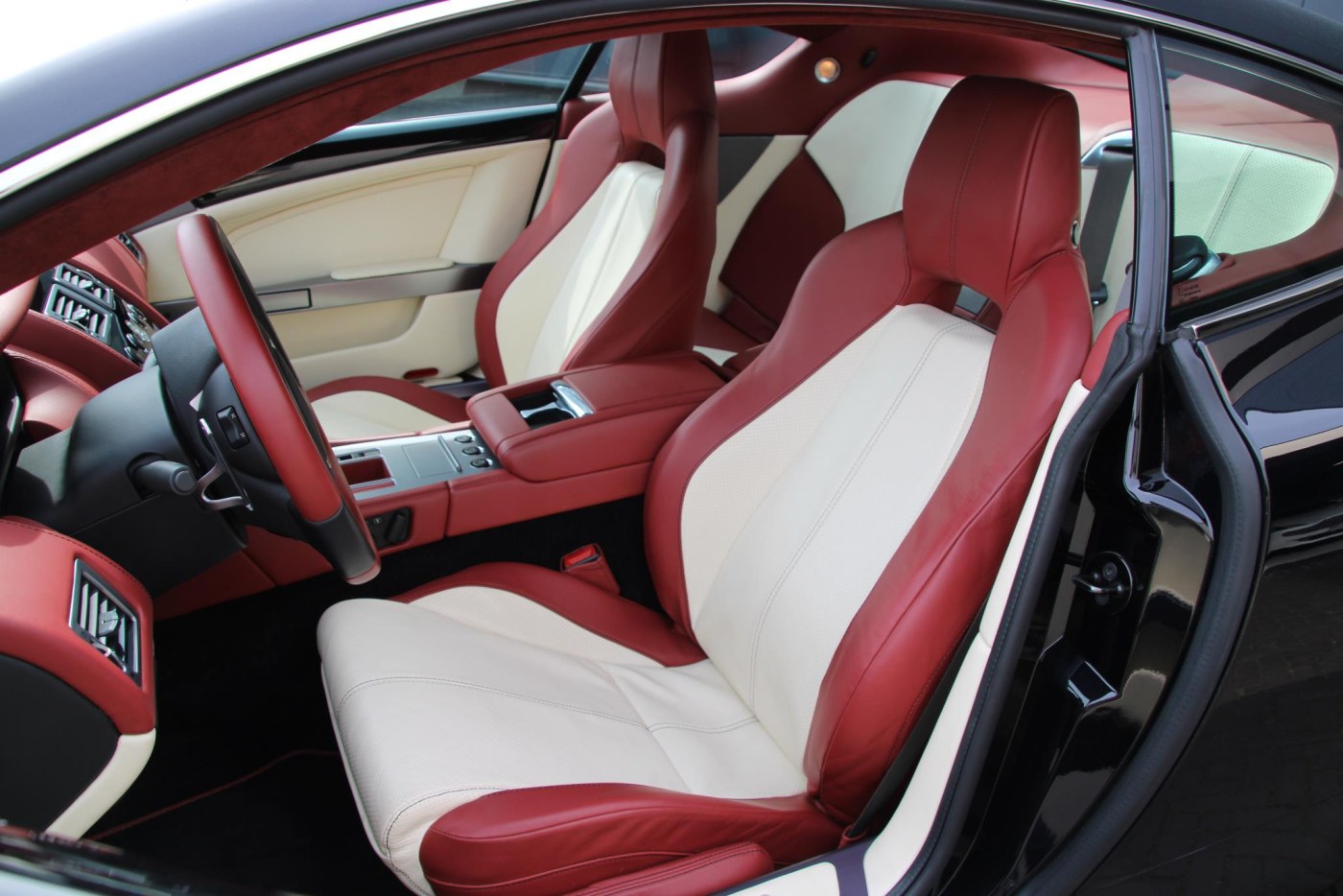 Aston Martin DB9 V12 Touchtronic — foto 4 van 39