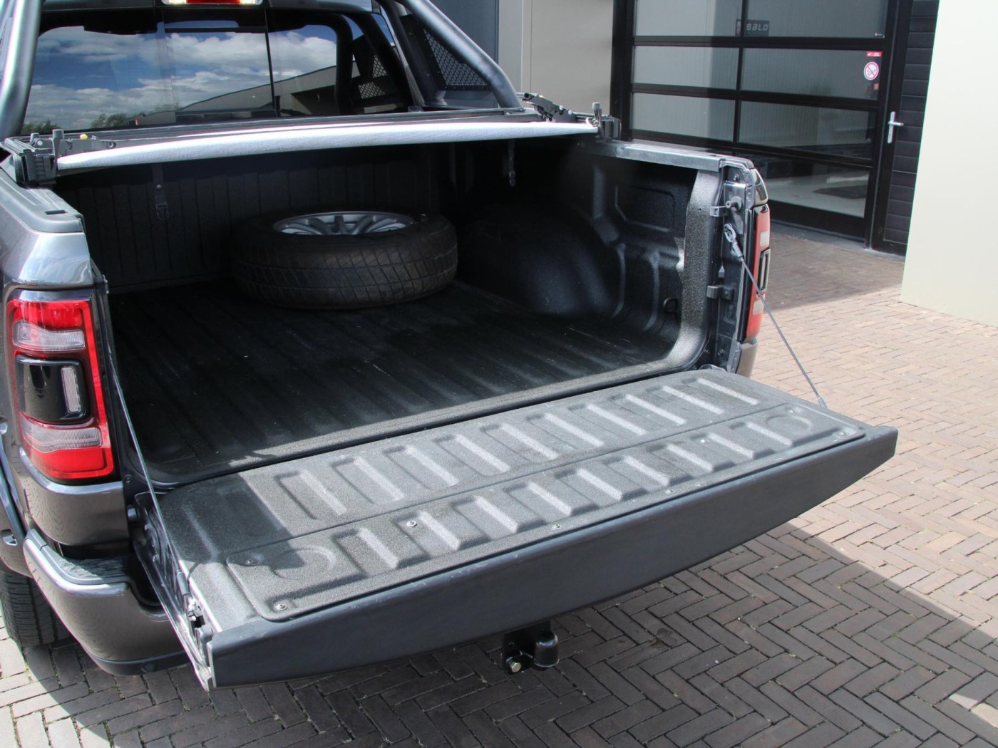 Dodge Ram 1500 5.7 V8 Crew Cab Limited Night Edition — foto 43 van 78