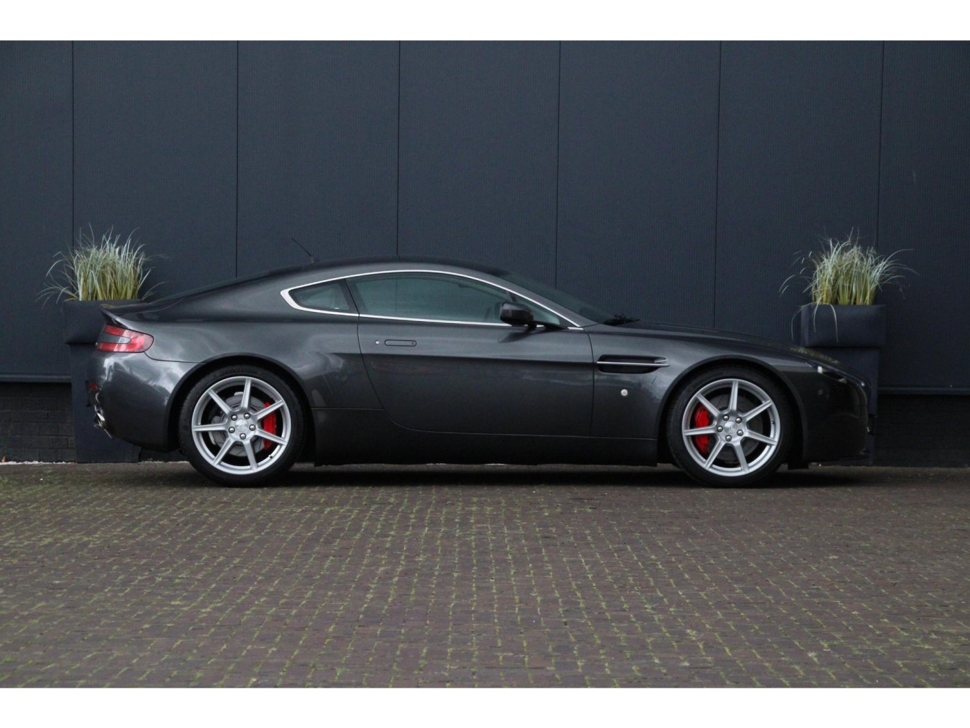 Aston Martin V8 Vantage — foto 22 van 45