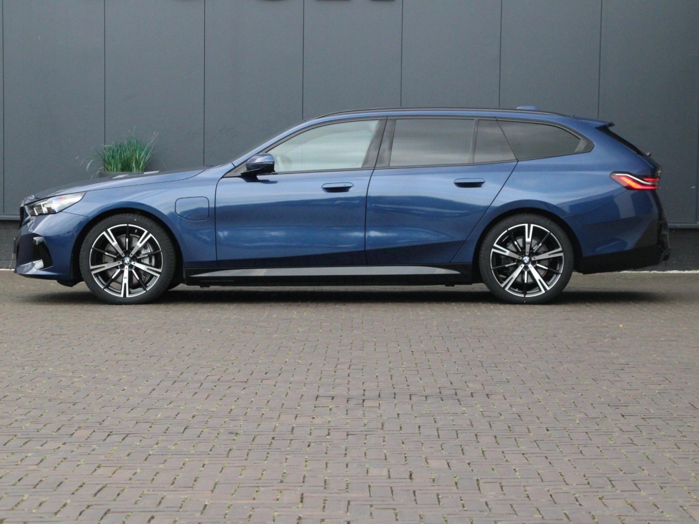 BMW 5-serie Touring 550e xDrive — foto 13 van 53