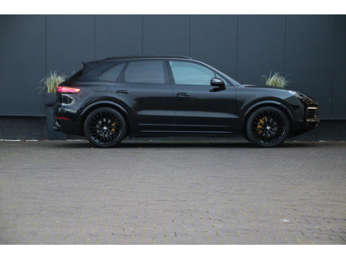 Porsche Cayenne 3.0 | MY2018 | PDCC | Capristo | 22” | pano | achteras | — foto 15 van 46