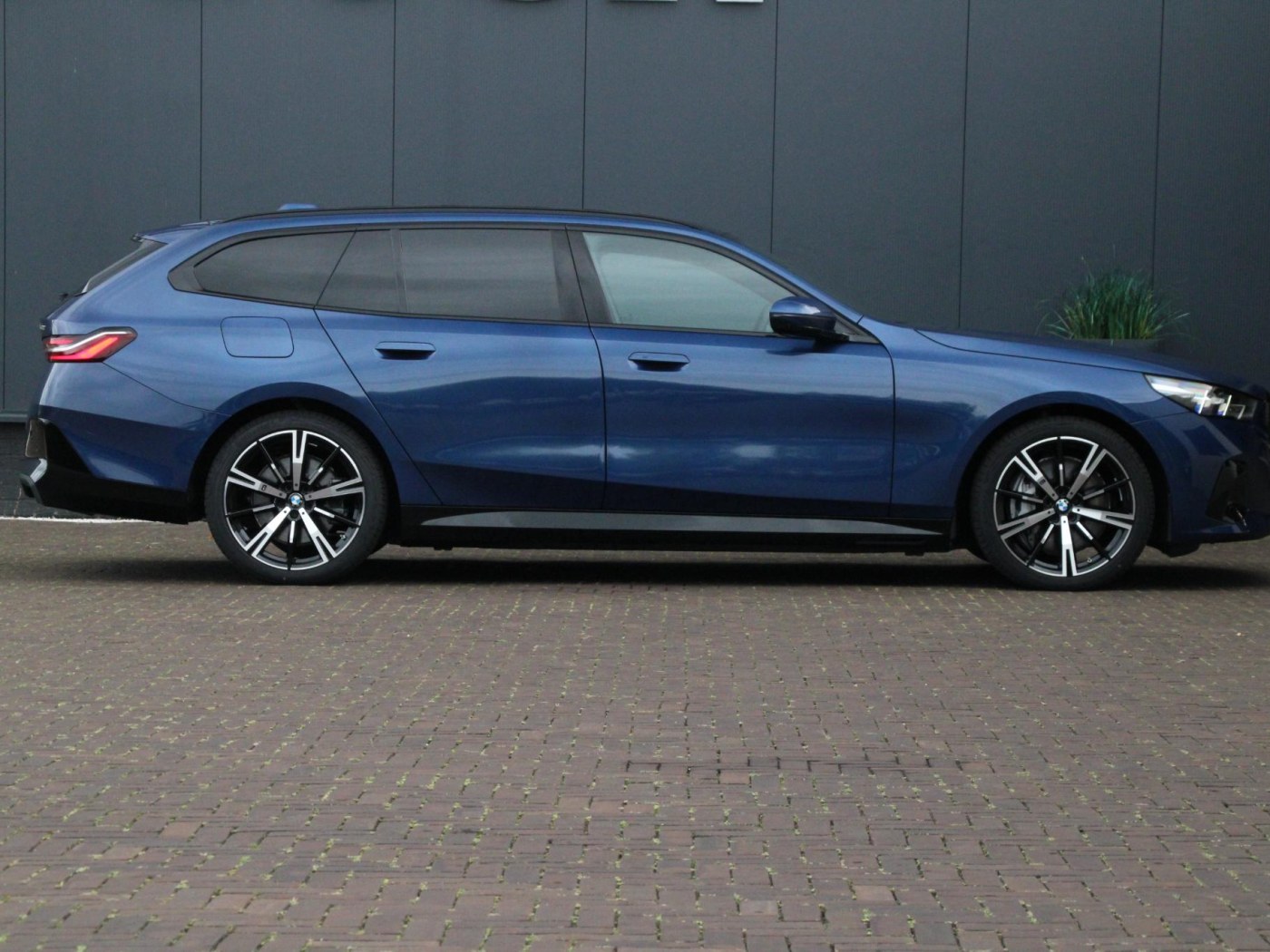BMW 5-serie Touring 550e xDrive — foto 12 van 53