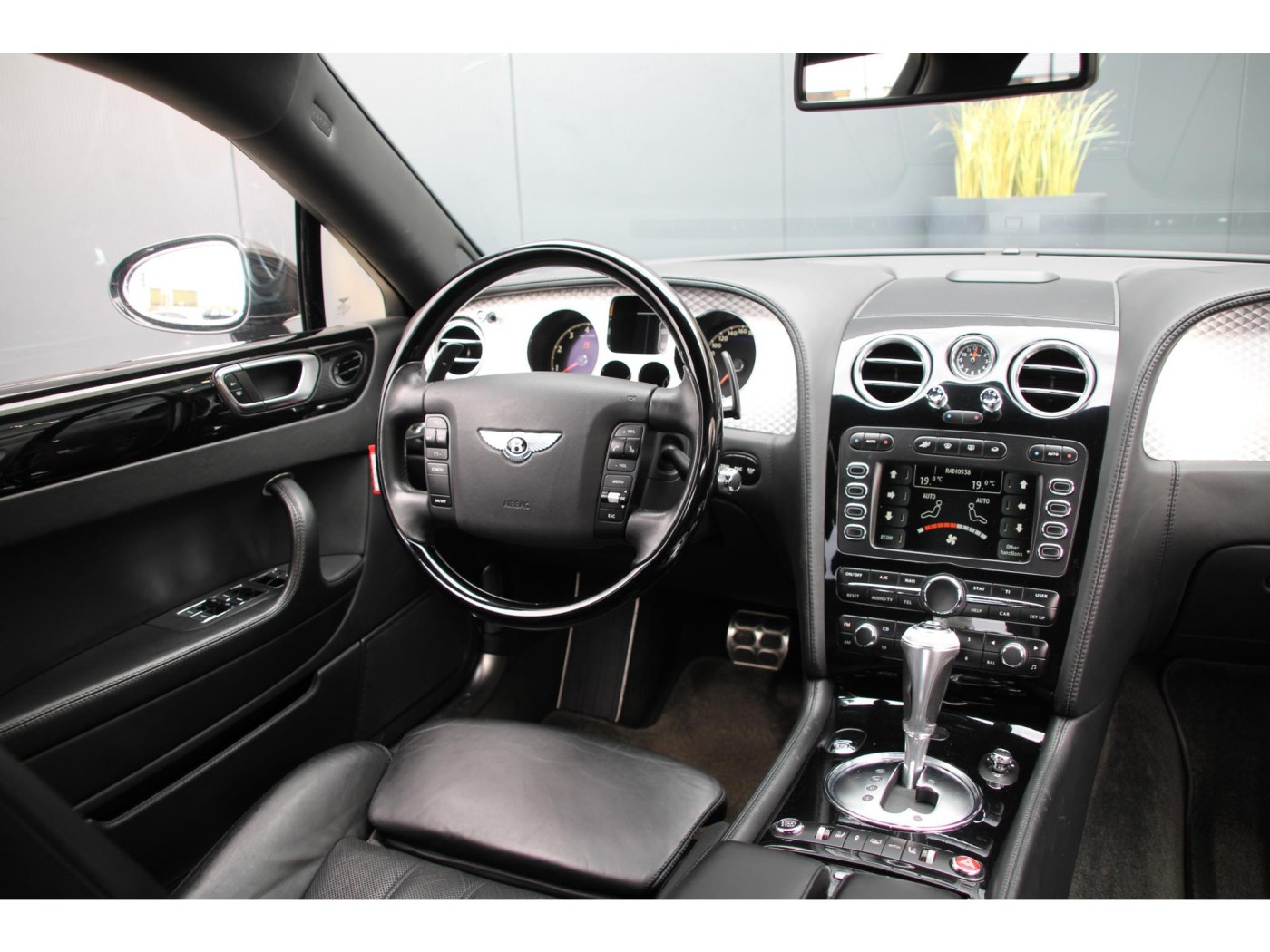 Bentley Continental Flying Spur W12 560pk — foto 3 van 44