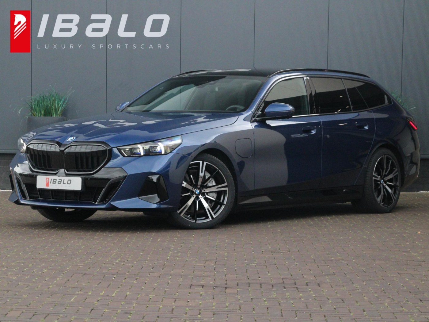 BMW 5-serie Touring 550e xDrive — foto 1 van 53