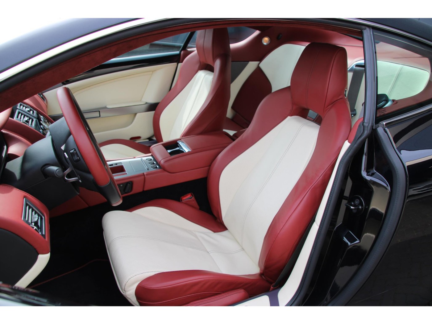 Aston Martin DB9 V12 Touchtronic — foto 4 van 39