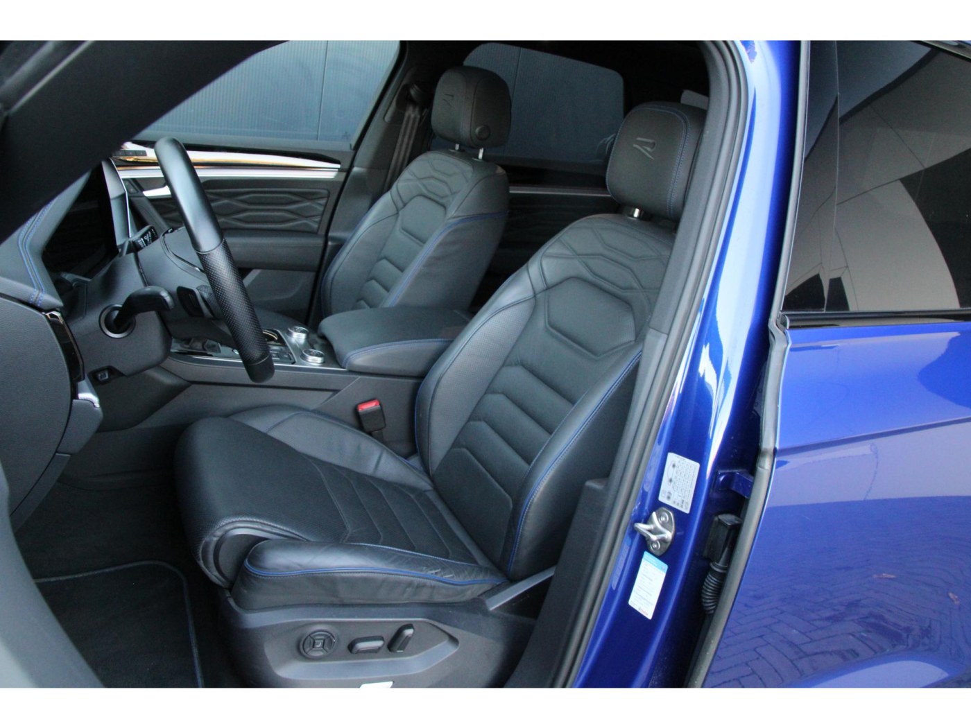 Volkswagen Touareg R 4Motion | 462pk | Massage | Nachtzicht | — foto 4 van 64