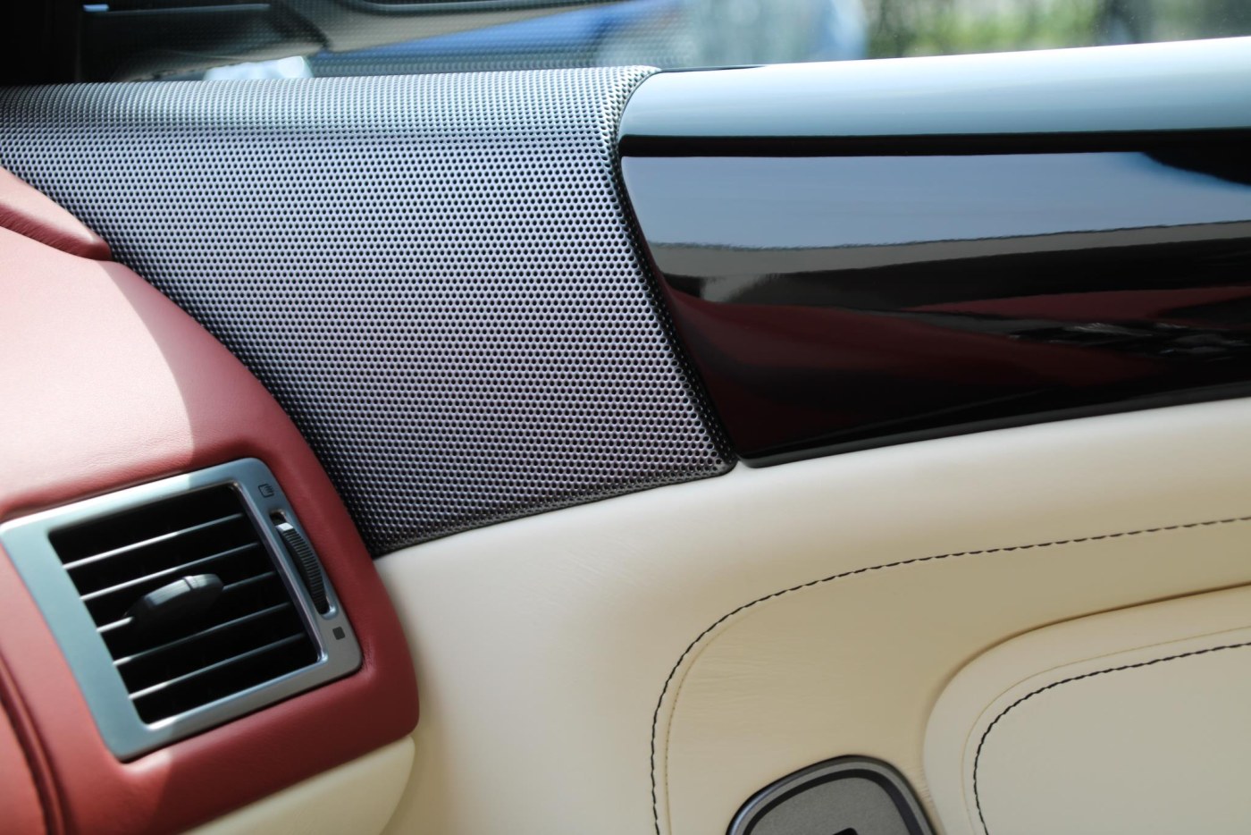 Aston Martin DB9 V12 Touchtronic — foto 21 van 39