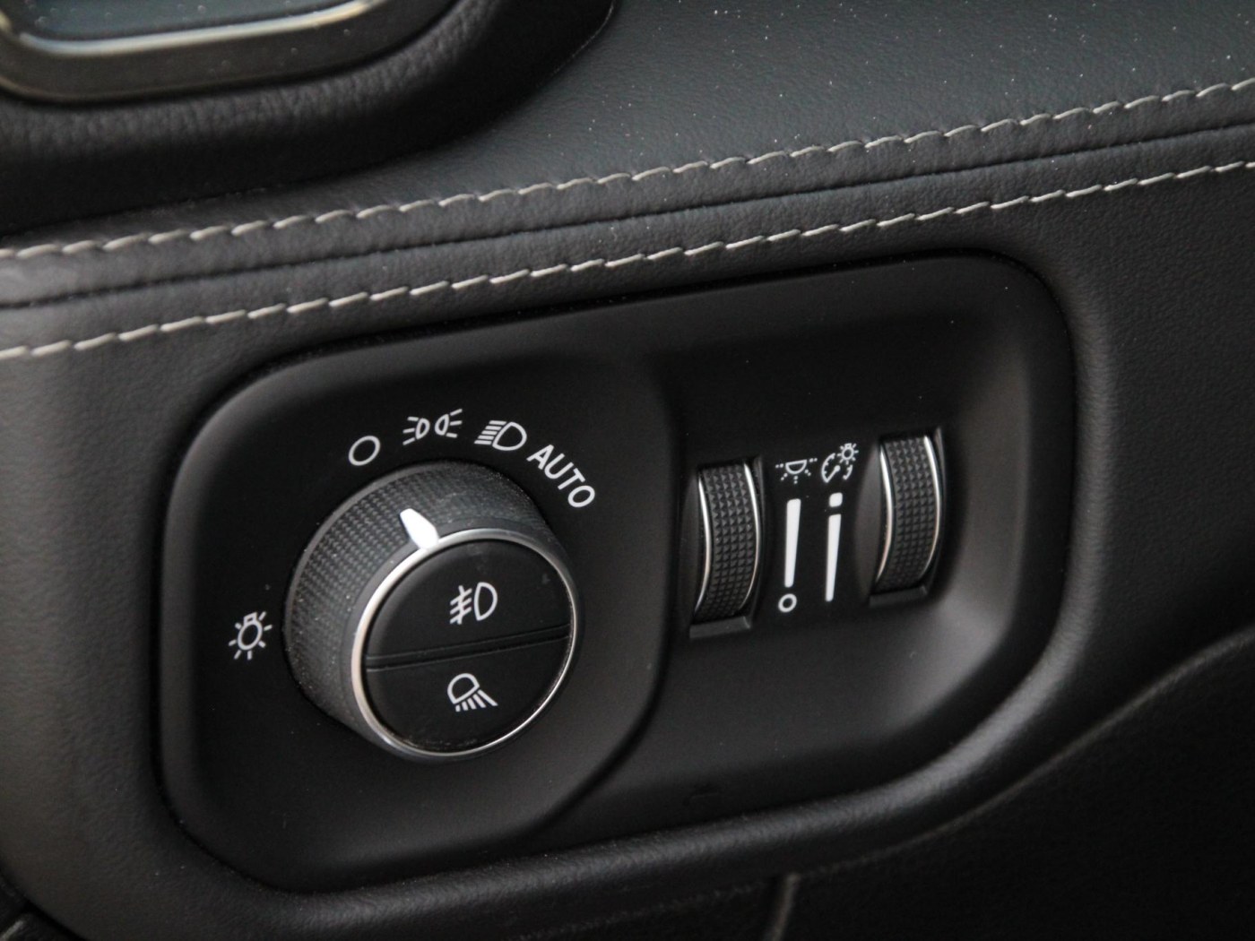 Dodge Ram 1500 5.7 V8 Crew Cab Limited Night Edition — foto 19 van 78
