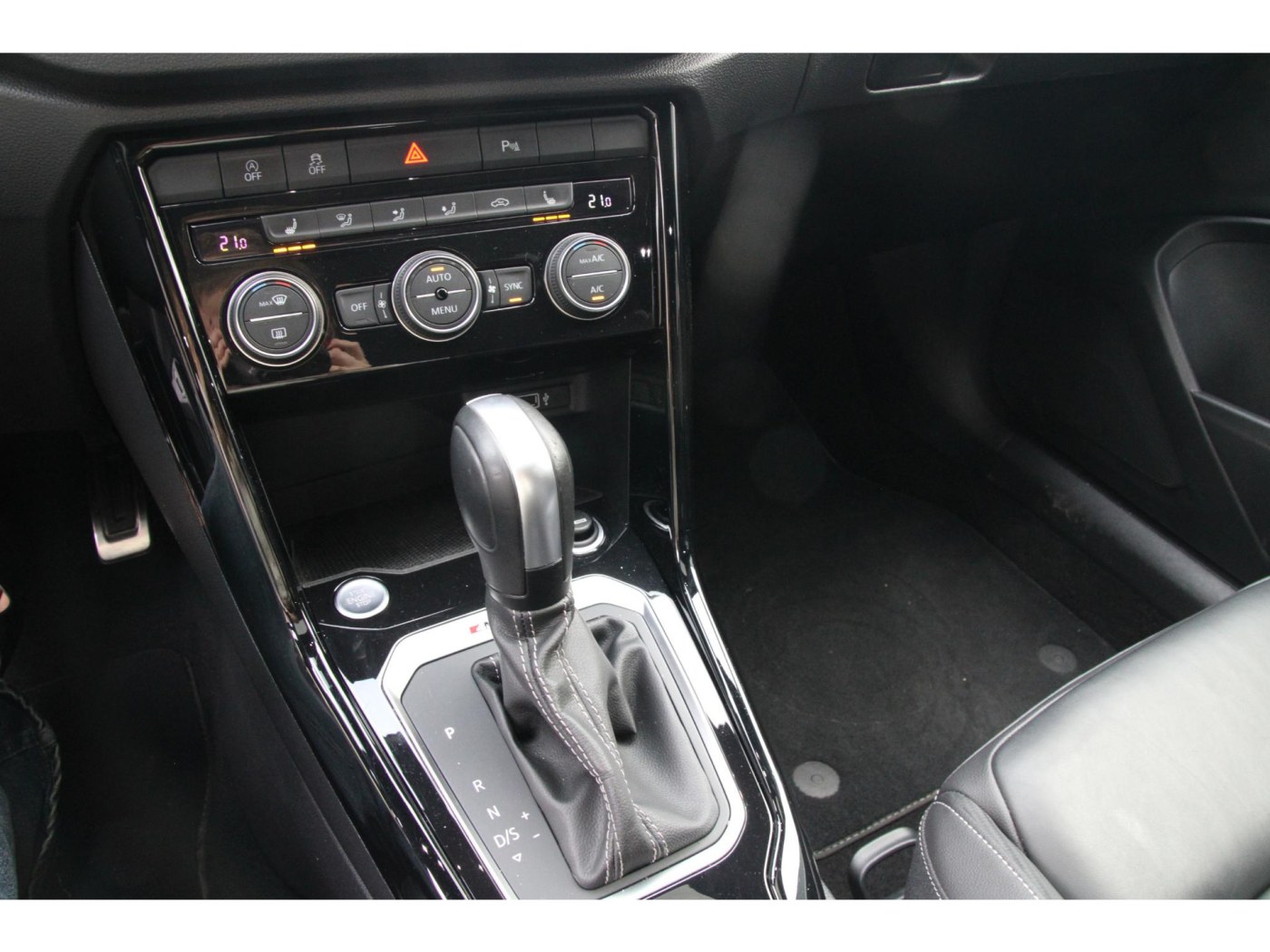 Volkswagen T-Roc 2.0 TSI 4Motion R | Trekhaak | BEATS | Pano | — foto 18 van 24