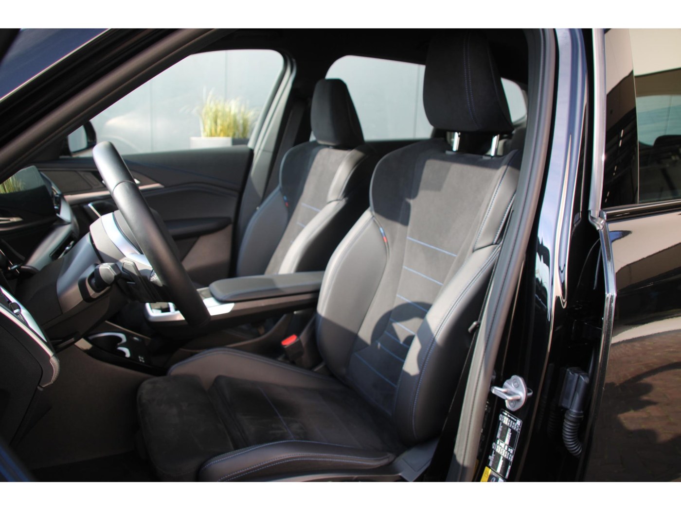 BMW iX1 xDrive30 M-Sport | Trekhaak 1.200kg | stoelverwarming | — foto 4 van 35
