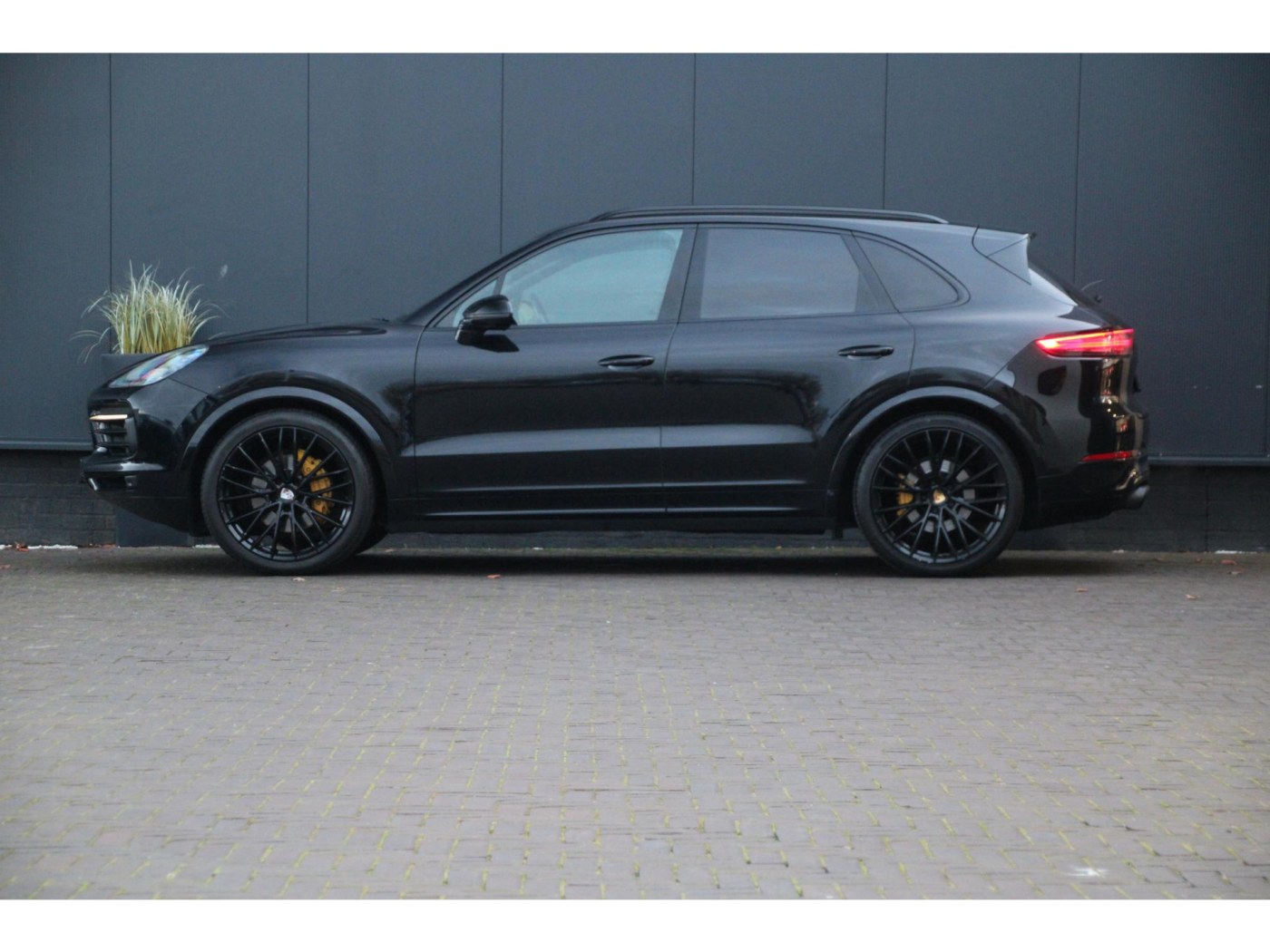 Porsche Cayenne 3.0 | MY2018 | PDCC | Capristo | 22” | pano | achteras | — foto 14 van 46