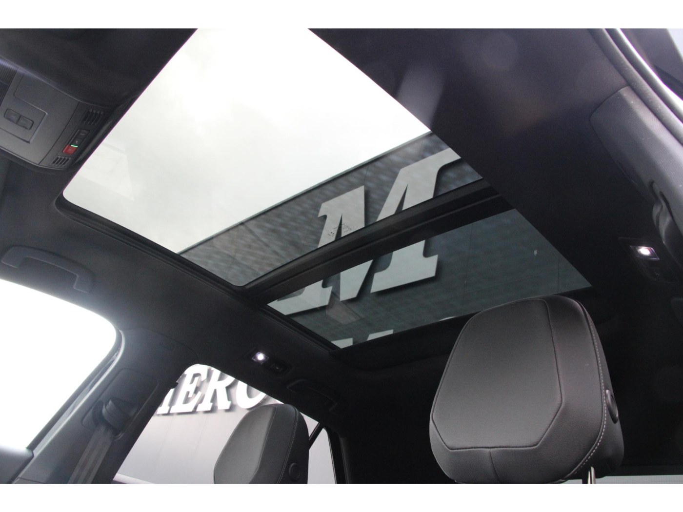 Volkswagen T-Roc 2.0 TSI 4Motion R | Trekhaak | BEATS | Pano | — foto 8 van 24