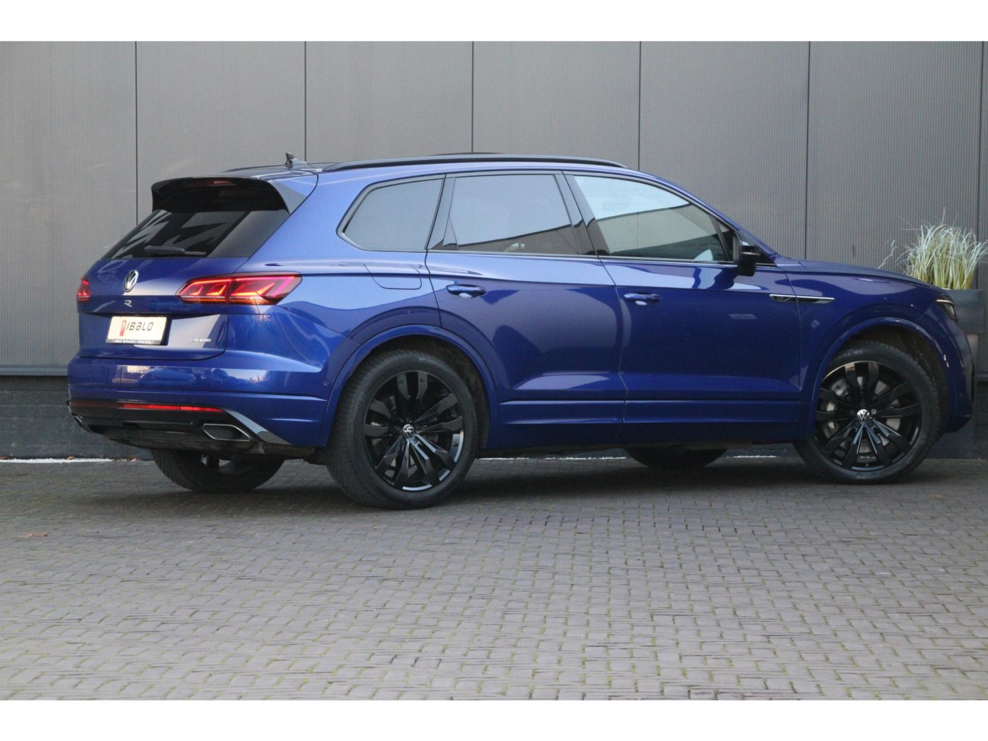 Volkswagen Touareg R 4Motion | 462pk | Massage | Nachtzicht | — foto 2 van 64