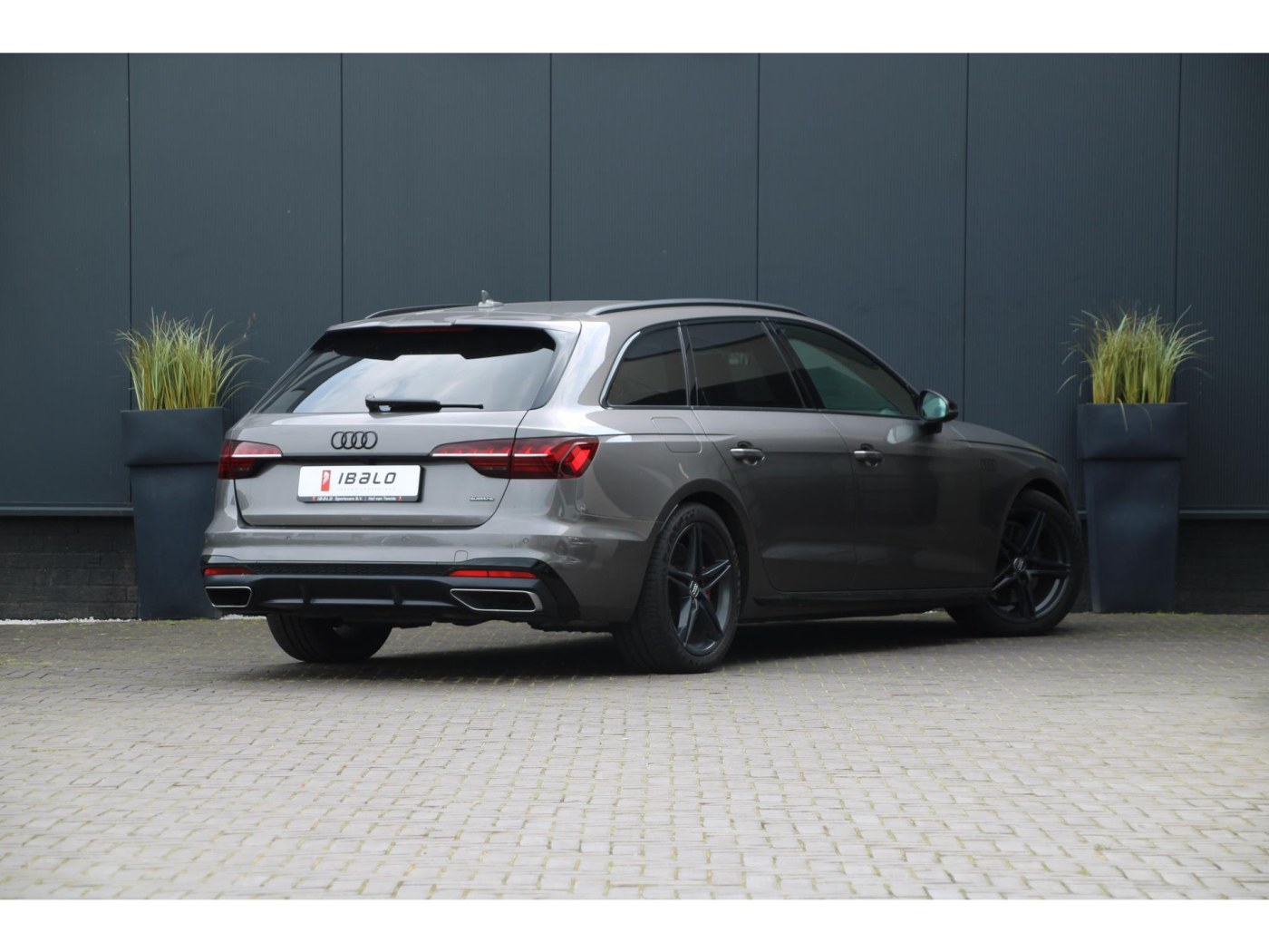 Audi A4 Avant 45 TFSI Quattro Edition One | 245pk | S Stoelen | Trekhaak | B&O | MHEV | — foto 2 van 33