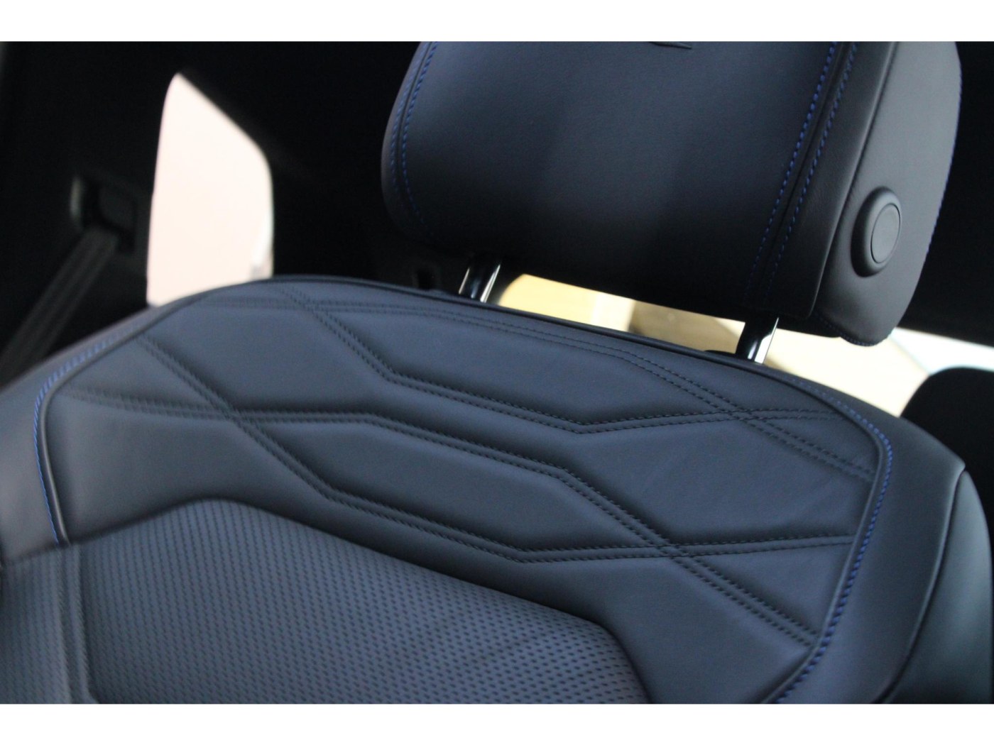 Volkswagen Touareg R 4Motion | 462pk | Massage | Nachtzicht | — foto 35 van 64