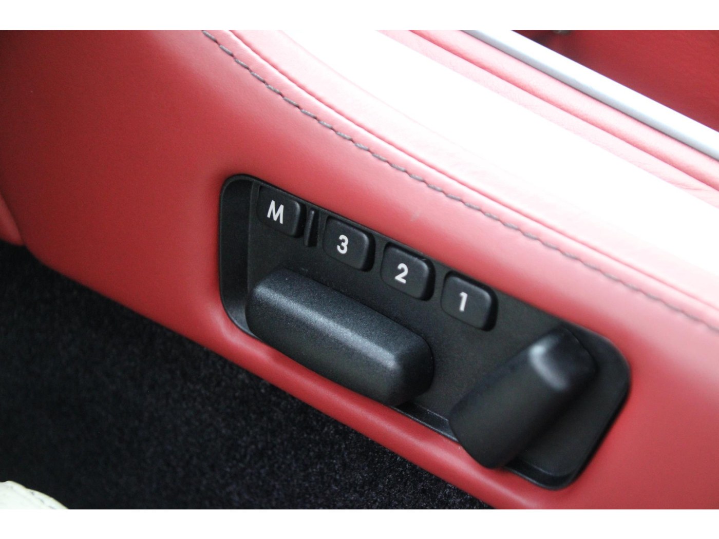 Aston Martin DB9 V12 Touchtronic — foto 17 van 39