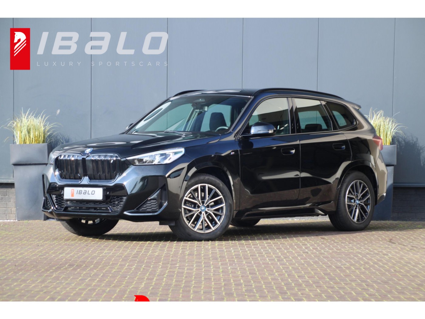 BMW iX1 xDrive30 M-Sport | Trekhaak 1.200kg | stoelverwarming | — foto 1 van 35