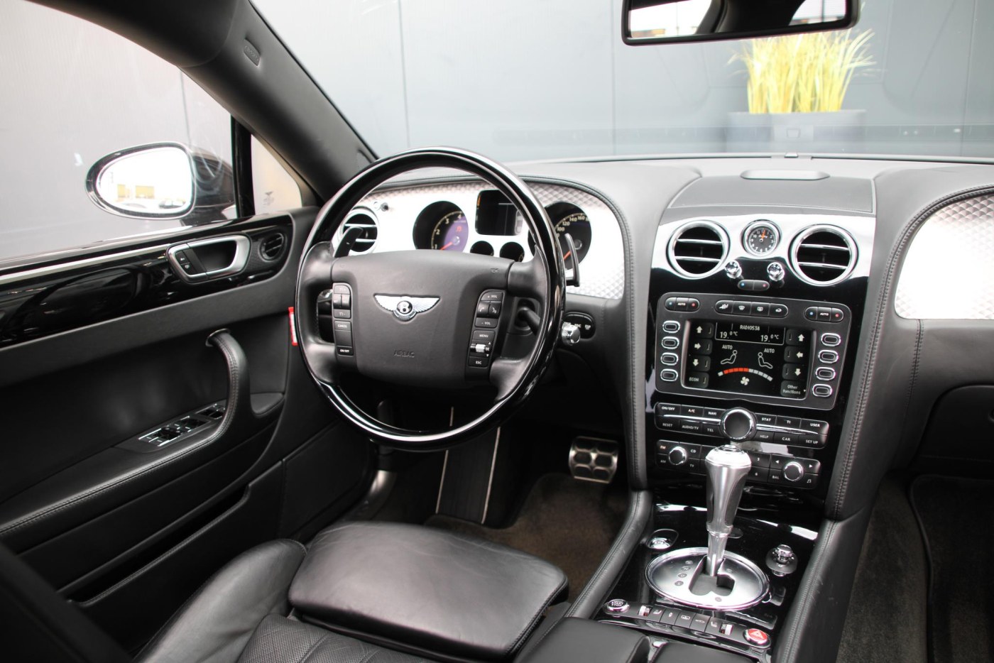 Bentley Continental Flying Spur W12 560pk — foto 3 van 44